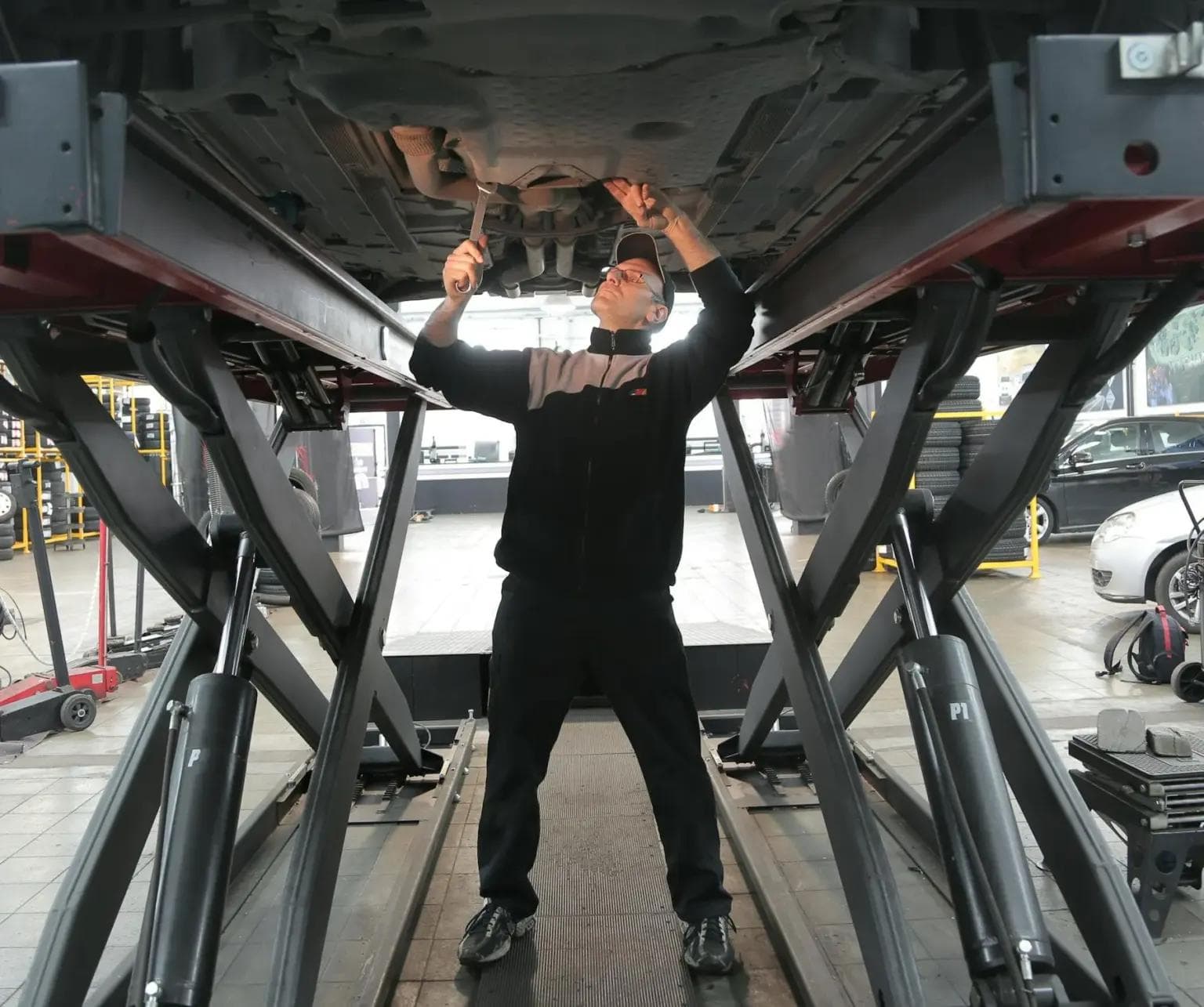 Mechanik podczas serwisowania pojazdu AutoManufaktura